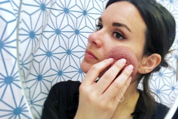 nettoyage du visage avec une éponge konjac zero dechet biodégradable