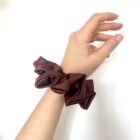 Scrunchie Chocolat Be Loves Nature porté