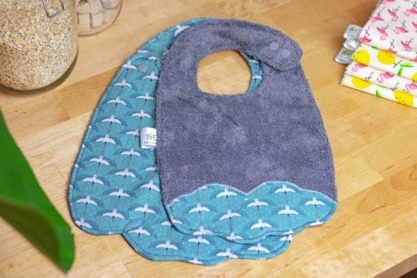 Bavoir lavable bébé en éponge de bambou gris Bio fait artisanalement en France