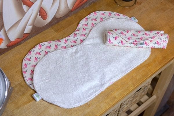 Bavoir d'épaule anti bavouille, protège-épaule des rejets de bébé Flamand Rose